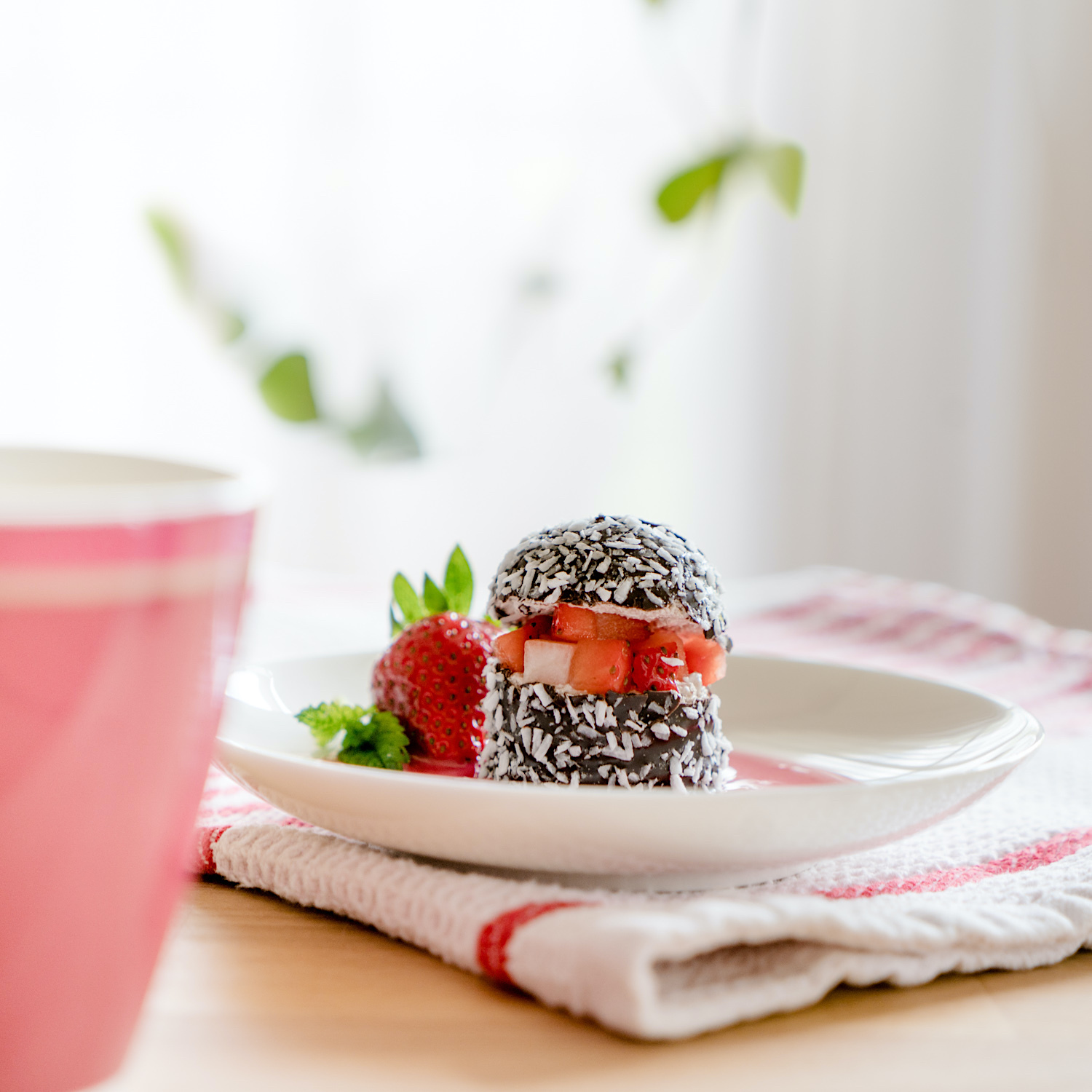 Niemetz Rezept: Erdbeer Schwedenbomben Dessert